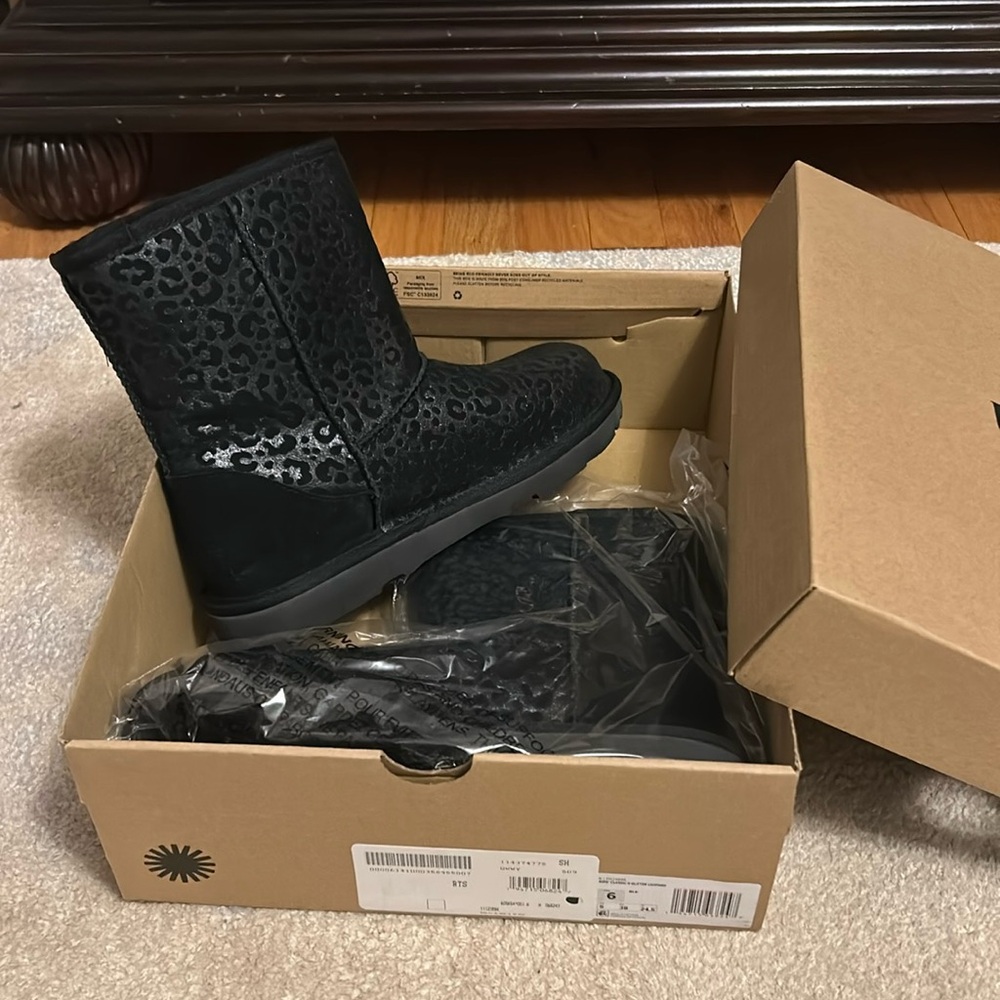 US6 Kids Classic II Glitter Leopard Black Uggs- New